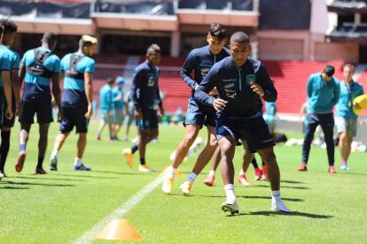 La selección nacional trabajó ayer, lunes 11 de octubre de 2020, en el estadio Rodrigo Paz Delgado, donde enfrentará a Uruguay