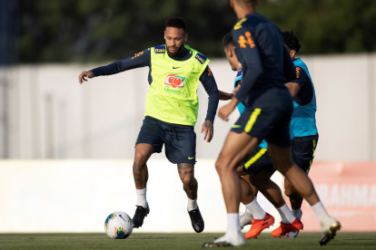 Neymar Jr, pese a sufrir molestias lumbares antes del partido anterior con Bolivia, sí entrenó con normalida y sería del cotejo ante Perú.