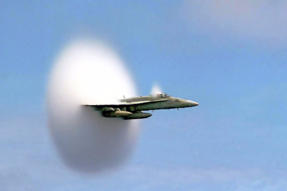 F18 A rompiendo la velocidad del sonido
