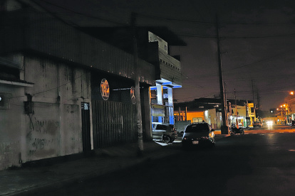 Ambiente. Varias cuadras del barrio Garay son oscuras, como se ve en la foto