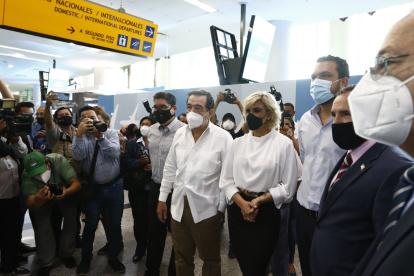 La alcaldesa, Cynthia Viteri y el presidente del Comité del Bicentenario, Jaime Nebot, en el aeropuerto, José Joaquín de Olmedo.