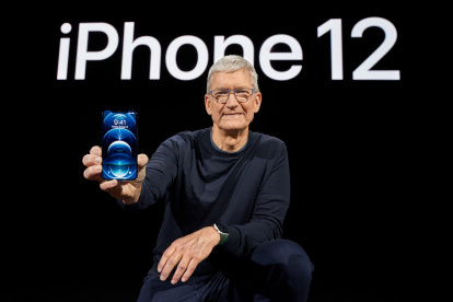 El CEO de Apple muestra el nuevo iPhone durante el lanzamiento transmitido desde el Apple Park in Cupertino.