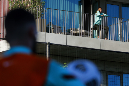 El jugador vio desde el balcón de su habitación en la ciudad deportiva de la selección, en Lisboa, el entrenamiento de sus compañeros.