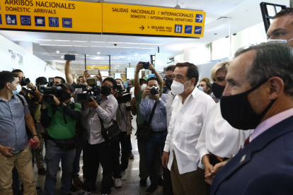 La alcaldesa de Guayaquil, Cynthia Viteri y el presidente de Comité del Bicentenario, Jaime Nebot, en el aeropuerto Jose Joaquín de Olmedo.