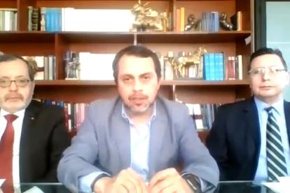 El expresidente del Consejo Directivo del IESS, Paúl Granda, durante una rueda de prensa.