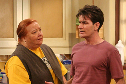 Conchata y Charlie, en uno de los capítulos de la afamada serie.