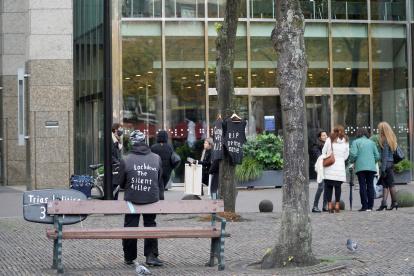 Un hombre protesta ante el Parlamento de La Haya por las medidas aplicadas para frenar los contagios.