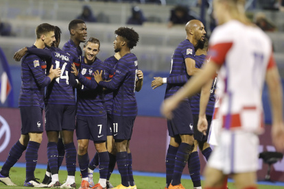 Con gol de Antoinne Griezmann (c)  Francia empezó a labrar su victoria ante Croacia.