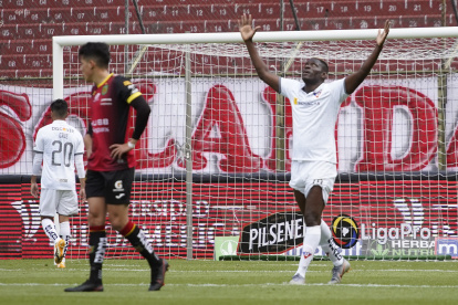 Chistian Martínez Borja celebra su tanto ante Deportivo Cuenca. Con ello ya es el máximo goleador de LigaPro