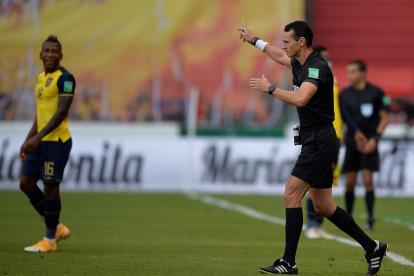Wilmar Roldán se apoyó en el VAR para anular tres goles y determinar un penal en el partido entre Ecuador y Uruguay