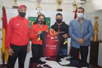 La dirigencia azuaya presentó a Wacho Vera (de negro), pero no podrá contar con él.