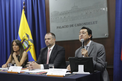 La rueda de prensa estuvo presidida por Caridad Vela, secretaria de Comunicación; Andres Isch, ministro de Trabajo y Diego Andrade, director del INEC.