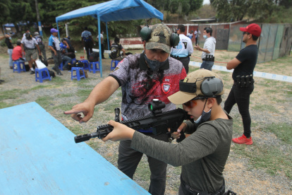 Michael Ortega supervisa los preparativos que su hijo, Mathías, realiza con su arma.
