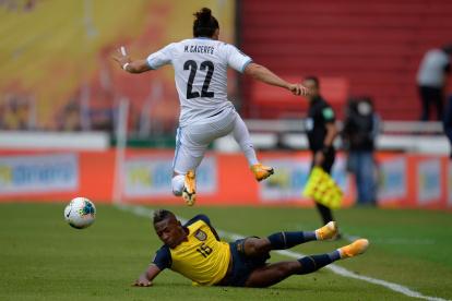 Pervis Estupiñán (en el piso) salió lesionado en el partido donde Ecuador venció 4-2 a Uruguay.         

 FBL-WC-2022-ECU-URU