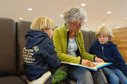 Contarles historias les permite mantener activa la memoria.