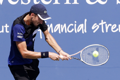 El tenista ruso no pudo ante la potencia de Opelka y terminó cediendo el partido por 2-6, 7-5 y 6-4.