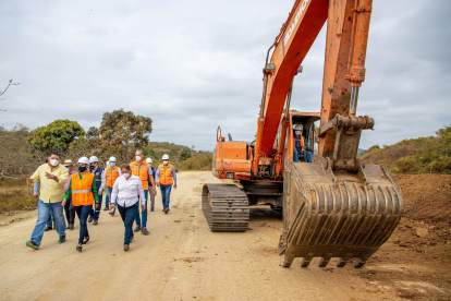 En agosto pasado, la prefecta Susana González inspeccionó los trabajos en la vía Petrillo-Minas de Petrillo, en el cantón Nobol. La obra registra un avance del 42,5 %.