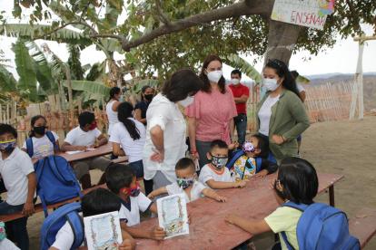 Trabajo. Aulas improvisadas acogen a niños de Monte Sinaí.