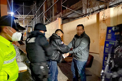 Traslado. Cerca de las 02:00 de la madrugada de este viernes llegó a la cárcel 4 de Quito el privado de la libertad Jacobo Bucaram.