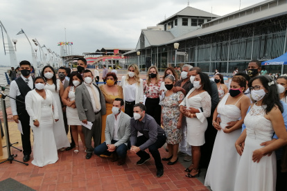 Quince parejas se casaron en la parte exterior del Palacio de Cristal ayer, jueves 15 de octubre de 2020.