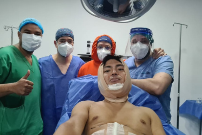 Mauricio con el equipo médico que lo operó.