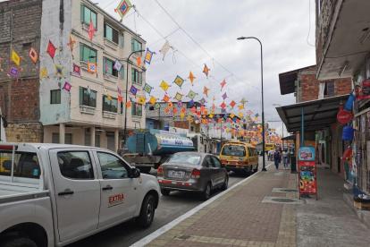 Durán. La calle Sibambe, desde Cuenca hasta el monumento de los caballos, está adornada con 177 hileras de cometas hechas a mano.