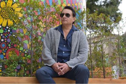 Este hombre de apariencia implacable, ama la buena música y la poesía.