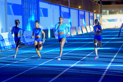 El grupo de atletas que realizó una competencia de exhibición, durante la reapertura de la pista atlética Víctor Emilio Estrada, ubicada en el centro de Guayaquil.