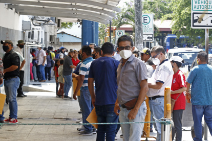 Panorama. Decenas de personas llegan hacia las instalaciones de la CTE, en el centro, para renovar o adquirir su licencia por primera vez.