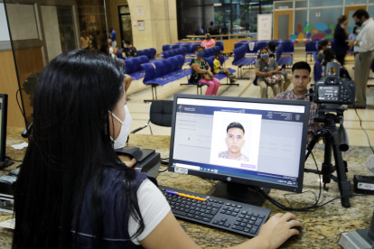 Menos de 30 minutos le toma al usuario obtener el nuevo pasaporte electrónico.

PERIODISTA : MARTHA TORRES

FECHA : 17/10/2020 

Agencia (ag-extra)