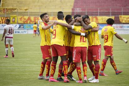 Los jugadores de Aucas festejan el tanto de penal que marcó Víctor Figueroa