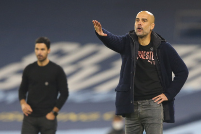 Los entrenadores, Mikel Arteta (i) y Pep Guardiola (d), trabajaron juntos en el Manchester City.
