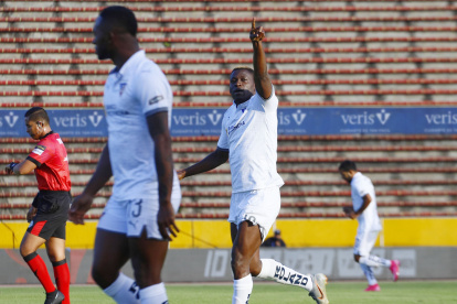 Christian Martínez Borja festeja el primero de sus goles ante Independiente del Valle, la noche de este sábado en el Olímpico Atahualpa