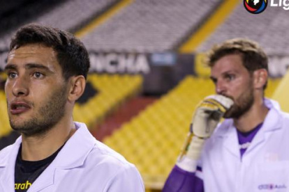 Emmaniuel Martínez y Javier Burrai salieron como doctores en honor a Bosco Mendoza