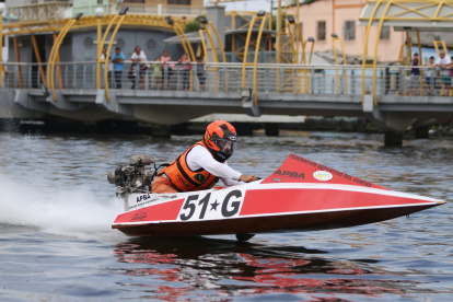 En plena recta los botes pueden alcanzar una velocidad de entre  60 y 80 millas por hora.
