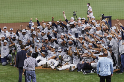 Los Rays de Tampa Bay festejan haber conseguido el trofeo de la Liga Americana de las Grandes Ligas de Béisbol.