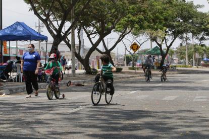 Adultos y niños recorrieron la avenida Isidro Ayora de diferentes maneras.