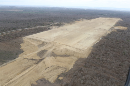 Un aspecto de la pista inconclusa en la zona de Daular. En el terreno del nuevo aeropuerto.