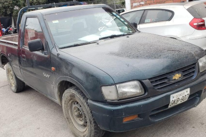 En una mecánica de Colina de la Alborada encontraron dos carros reportados como robados.