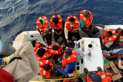 Rescate a 24 personas cerca de la costa de Florida, Estados Unidos.