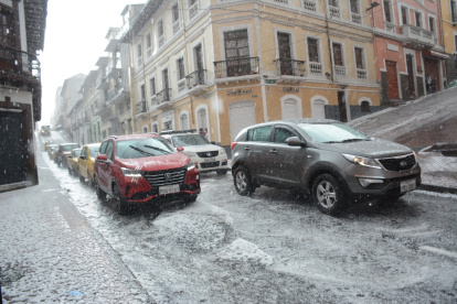 Una capa de granizo cubrió varios puntos del centro norte de la capital, provocando congestión vehicular.
