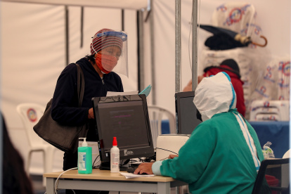 Una persona es atendida en la zona de triage del hospital Iess del Sur en Quito.