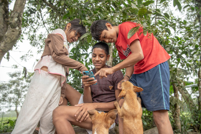 El internet gratuito llegó a Río Limón, un asentamiento de indígenas shuar que migraron desde la Amazonía hace unos 70 años.