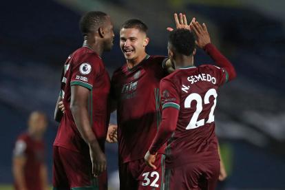 Leander Dendoncker (C) celebra con Willy Boly (I)  Nelson Semedo (D) tras consumarse la victoria sobre el Leeds