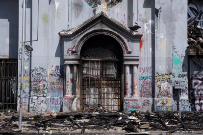 Así amaneció la fachada de la iglesia atacada la noche del domingo por manifestantes en Santiago de Chile.
