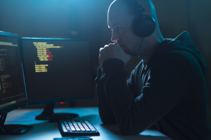 Los cargos incluyen conspiraciones para cometer fraudes y abusos informáticos, fraudes, daños a computadoras protegidas y robo de identidad agravado.