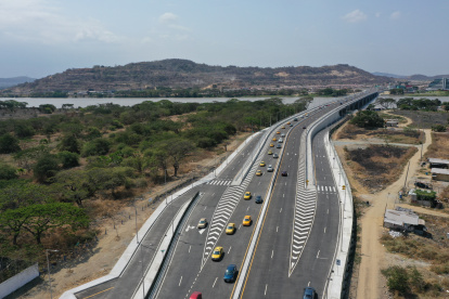 Obra. El puente tiene cuatro carriles vehiculares, acera peatonal, ciclovía y barreras de protección.