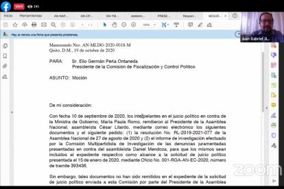 El secretario de la mesa de Fiscalización lee la moción del legislador Dennis Marín y que fue aprobada por mayoría de la Comisión.