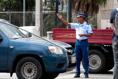Foto referencial.- Un agente de la ATM guía el paso de los vehículos para aliviar el embotellamiento en una calles de Guayaquil.