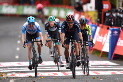 Richard Carapaz se ubicó en el segundo lugar de la etapa inicial de la Vuelta a España, en su estreno como líder oficial del Ineos.